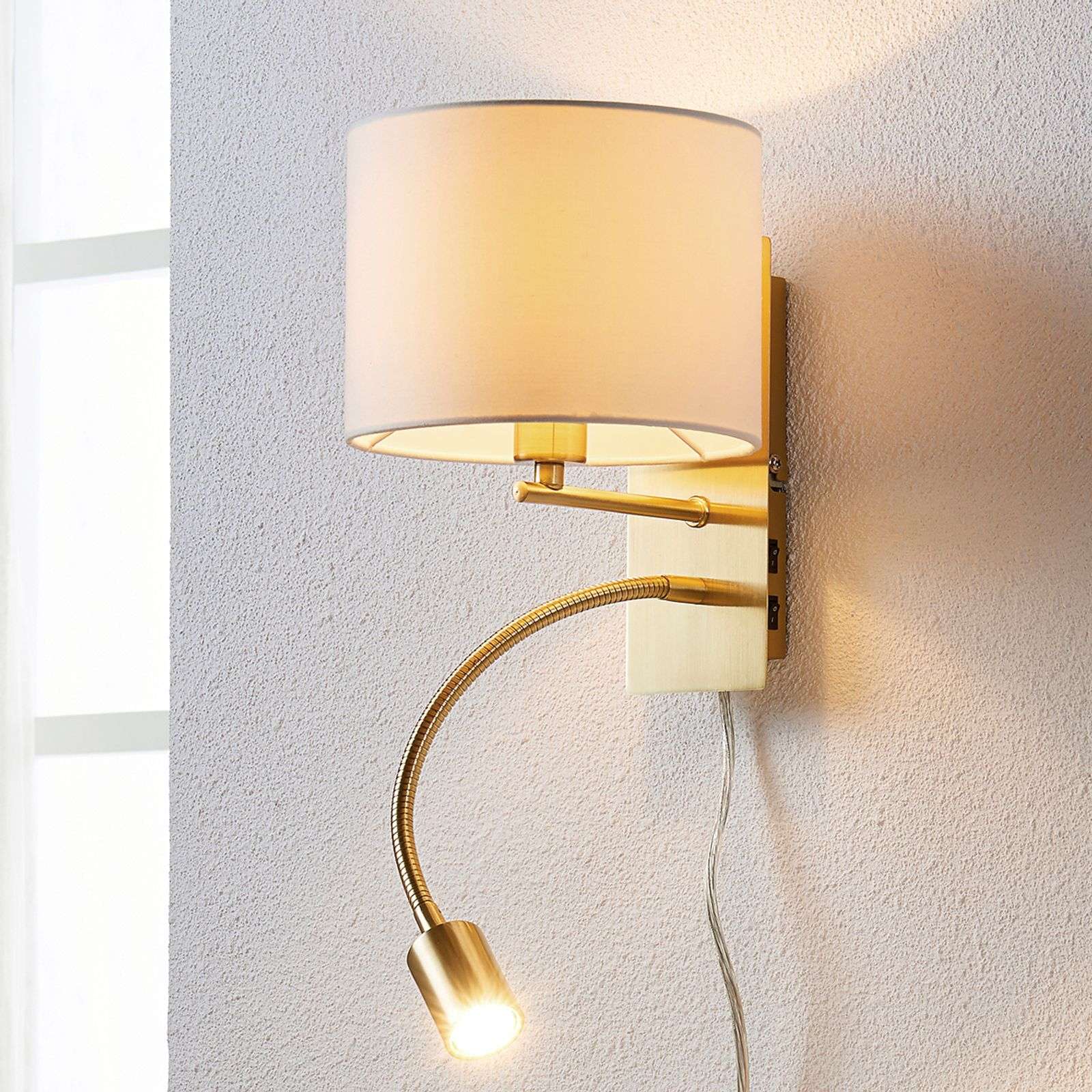 Lindby Lampa Florens v mosazi s LED čtecím světlem